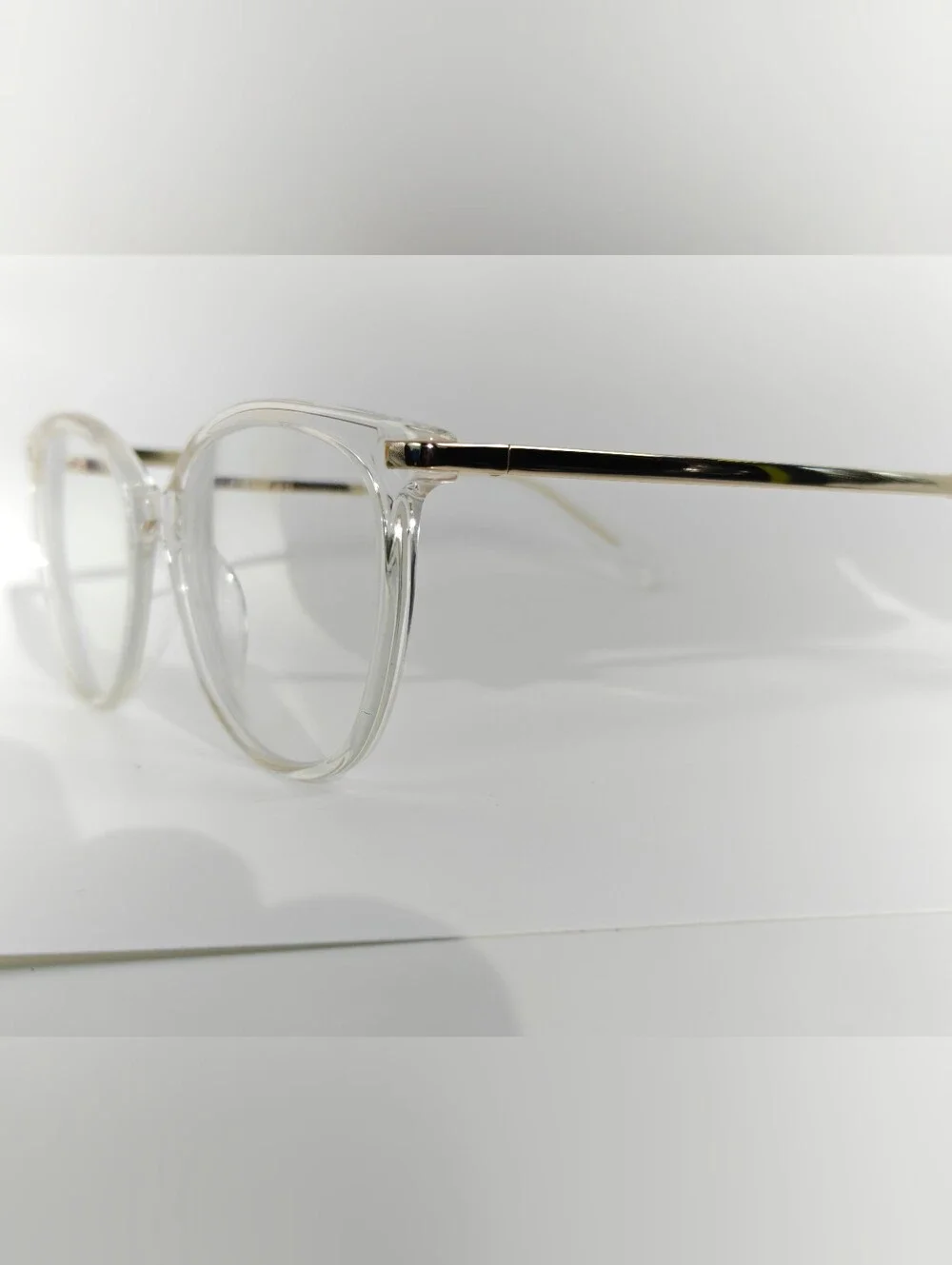 Atitude. Clear Round Frame Gold Temples. Women's Glasses - Transparent